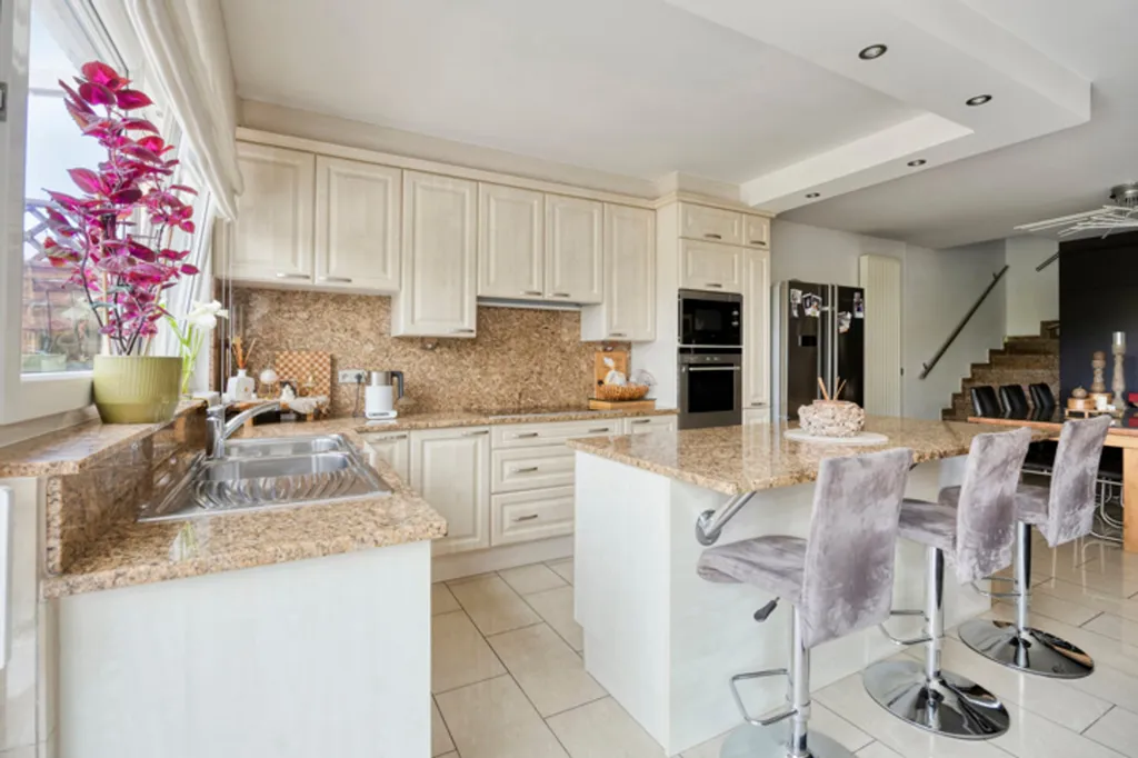Cucina - Duplex with Garden and Garage in Central Location