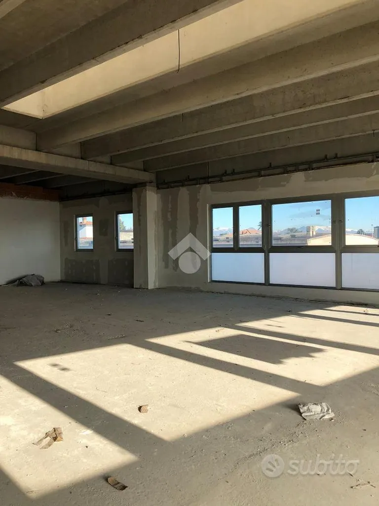 Pièces - Office Space with Parking in Urgnano