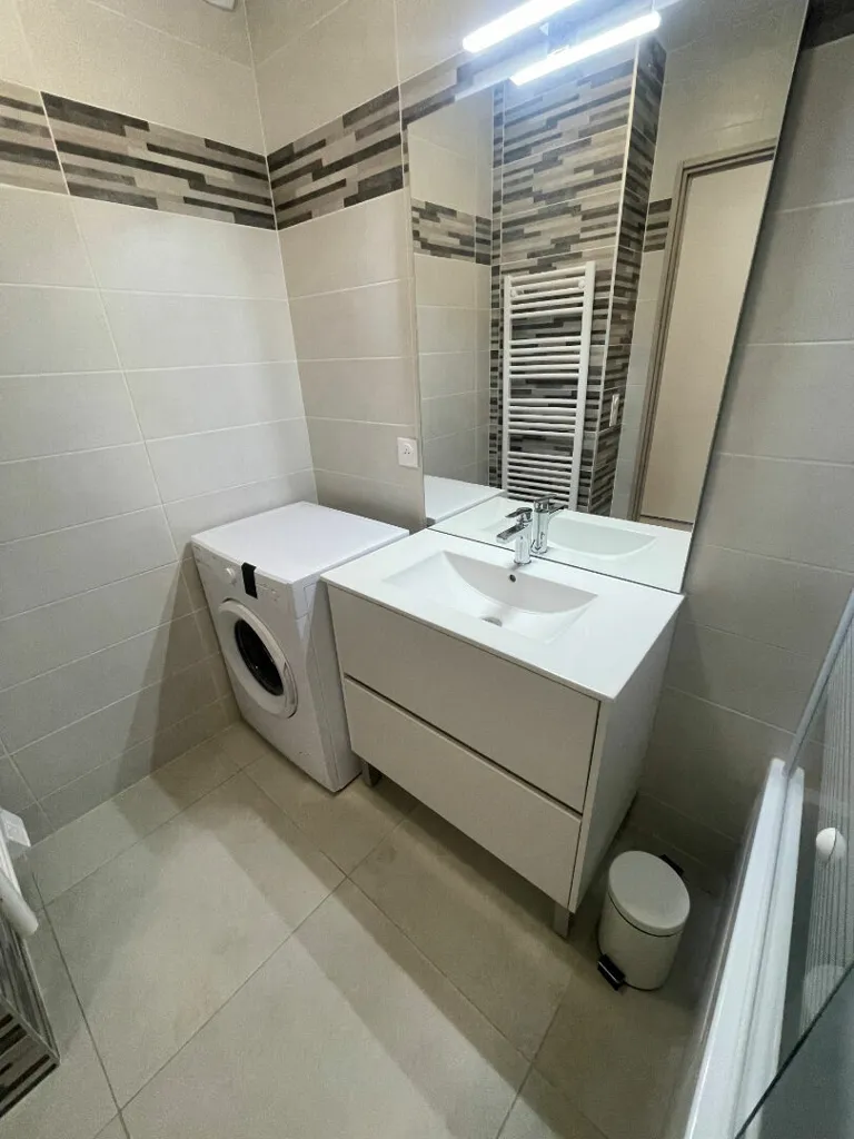 Salles de bain - Appartement Meublé avec Terrasse au Centre de Rumilly