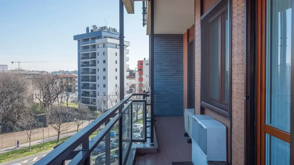 Balcon - Modern Studio with Metro Access in Milan