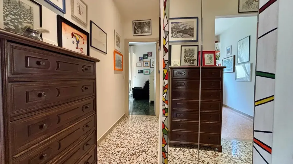 Esik - Rustic-Style Apartment with Balcony in Florence