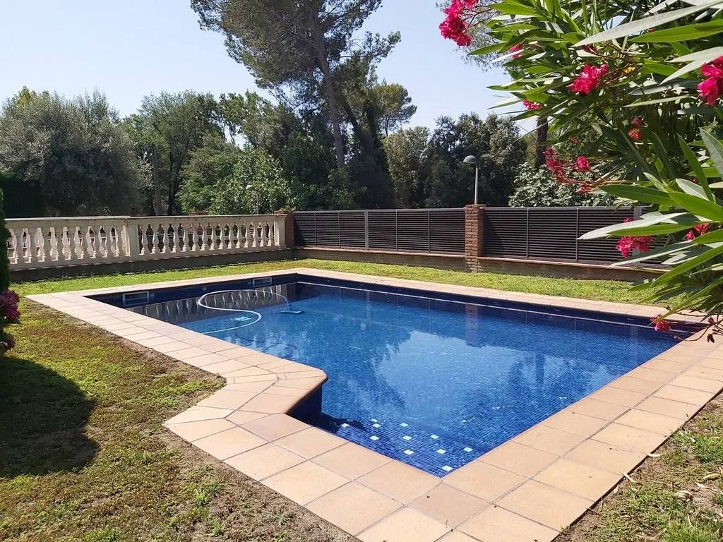 Piscina - Spacious House with Pool in Valldoreix, Sant Cugat