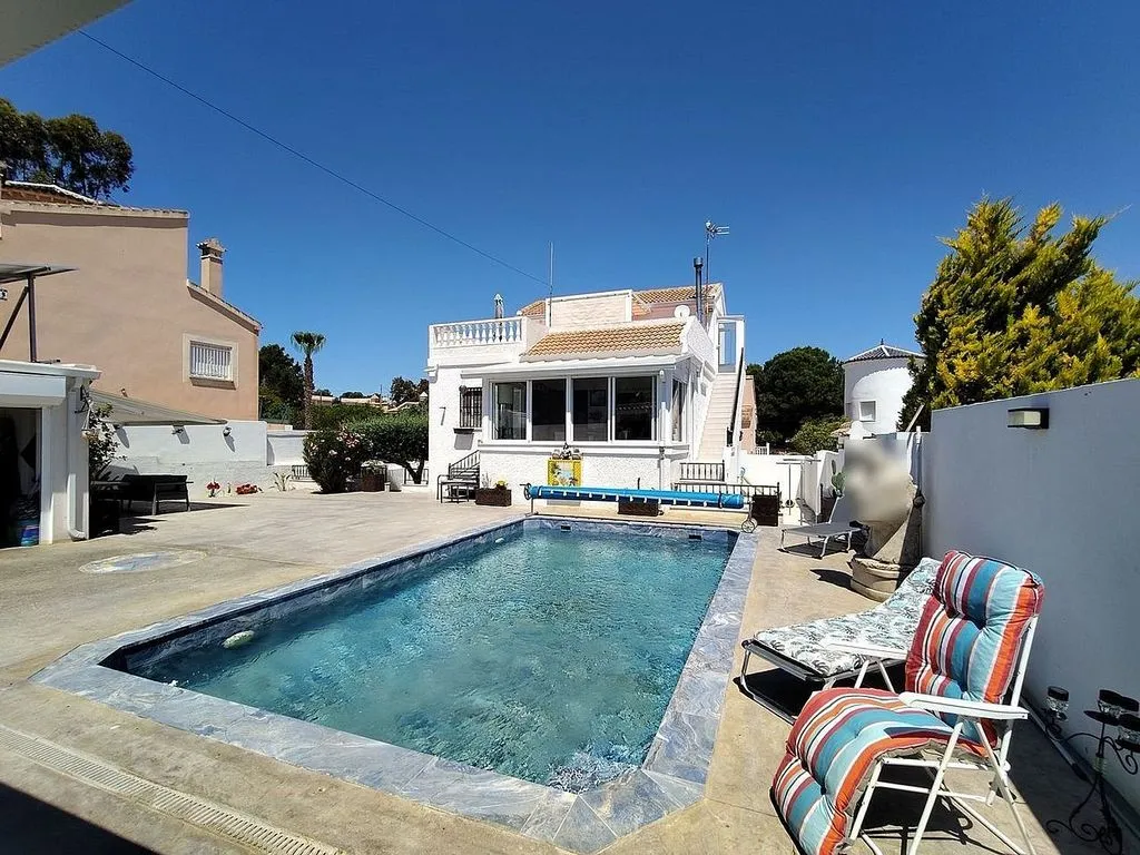 Bassein - Three-Bedroom House with Pool in Jacarilla