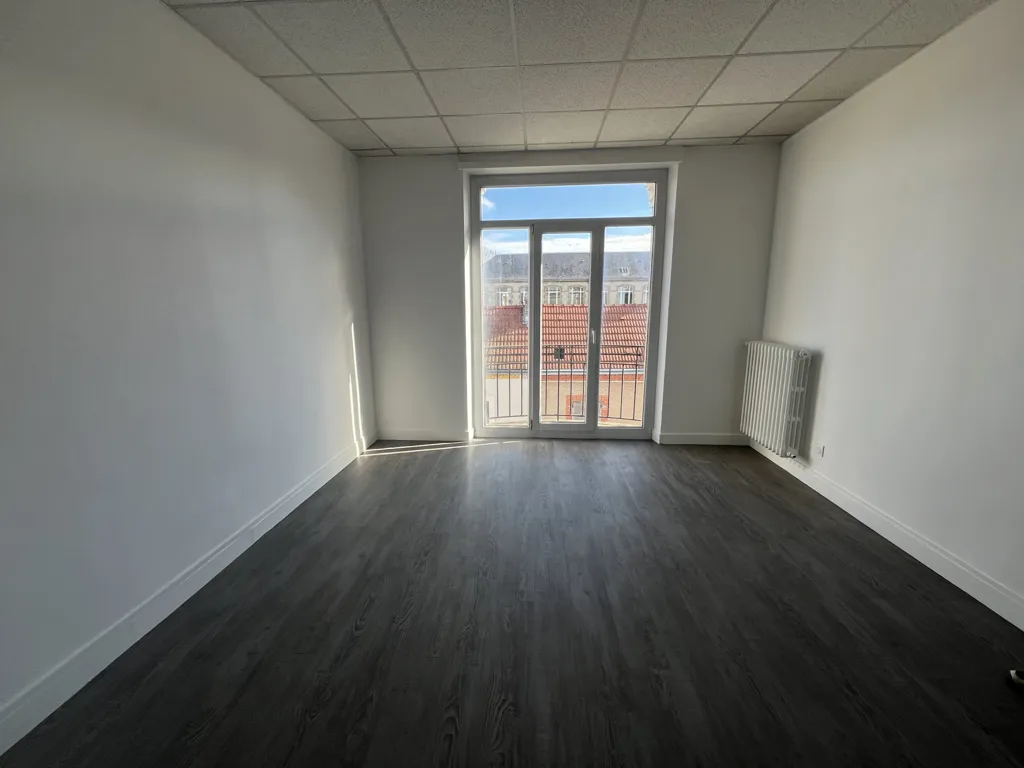 Rooms - 3-Bedroom Apartment with Balcony in Reims