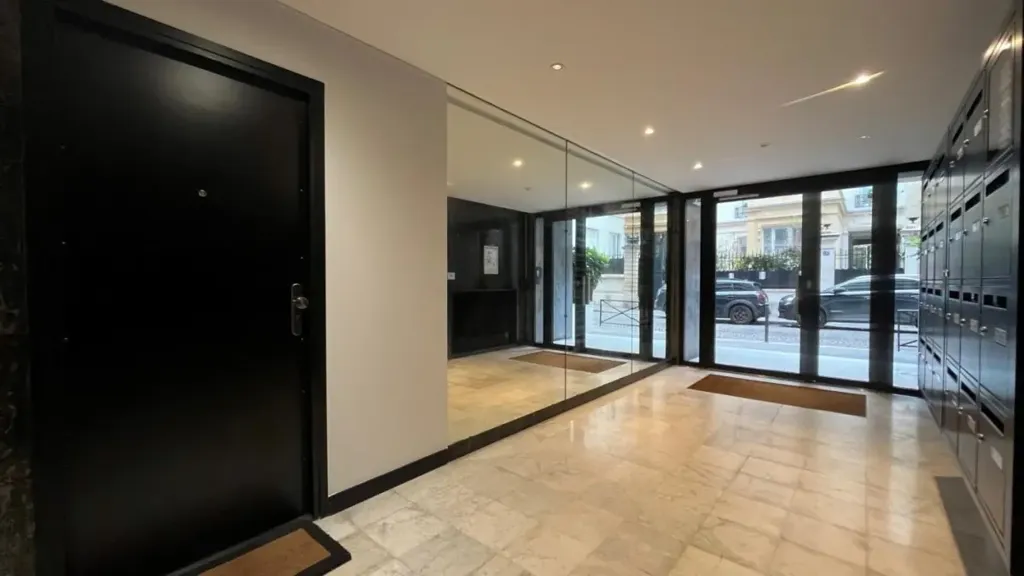 Entrée - Appartement 4 Pièces à Rénover avec Balcons à Paris 16