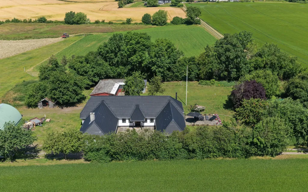 Vista aerea - Traditional Longhouse with Workshop in Countryside