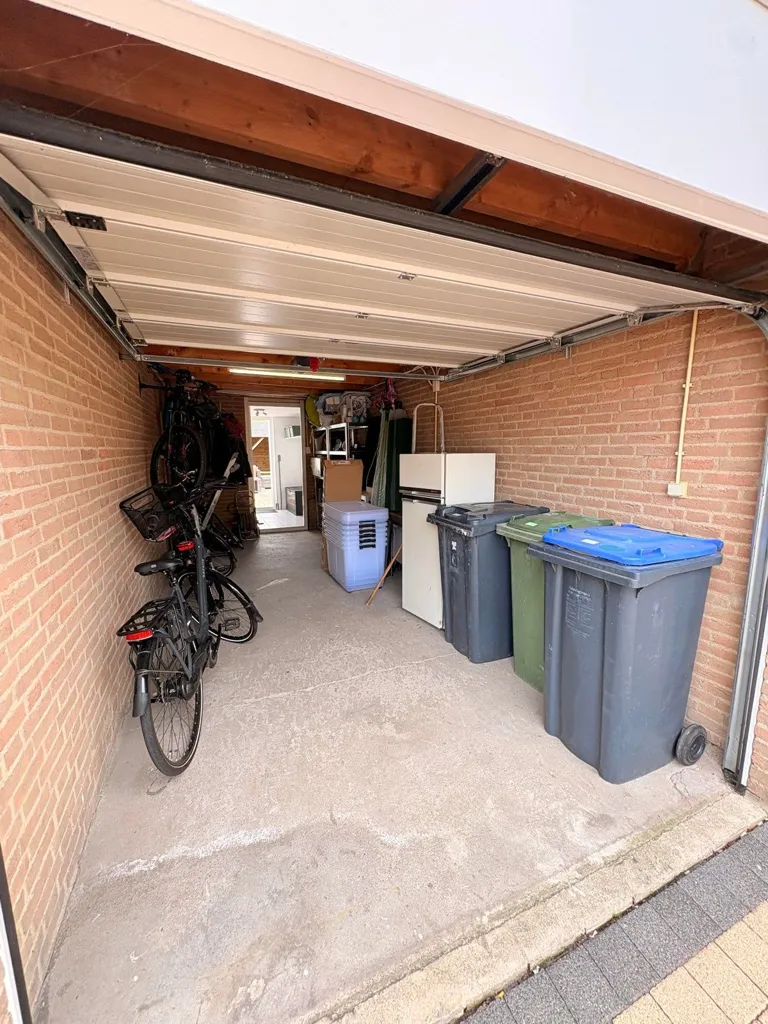 Garage - Spacious House with Garden in 's-Gravenpolder