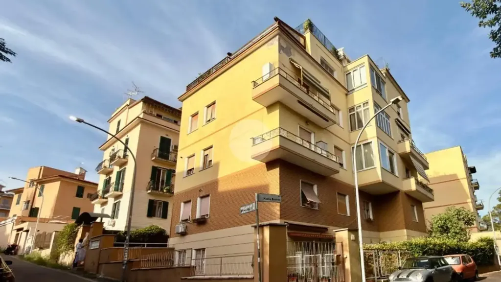 Exterior - Ristruttured Apartment with Balcony in Rome