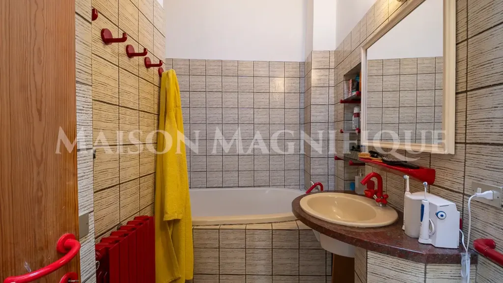 Bathrooms - Prestigious Apartment with Corso Giovecca View in Ferrara