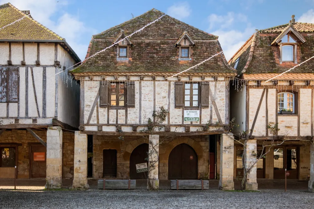 Extérieur - Maison Historique sur la Place des Consuls à Bretenoux