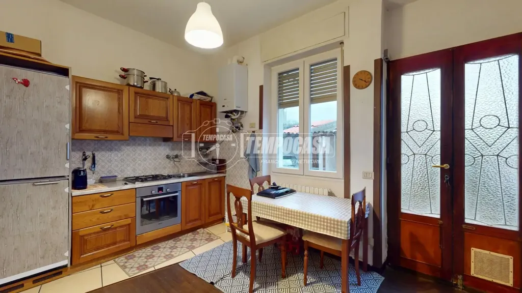 Cuisine - Three-Bedroom Apartment with Courtyard in Besana in Brianza