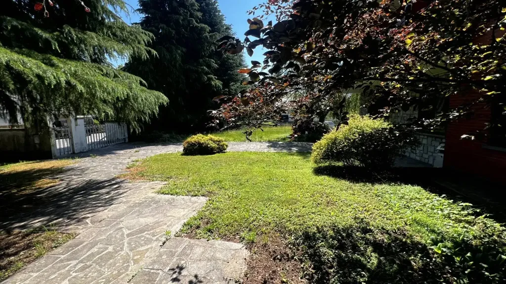 Aed - Villa with Edificabile Potential in Bernareggio