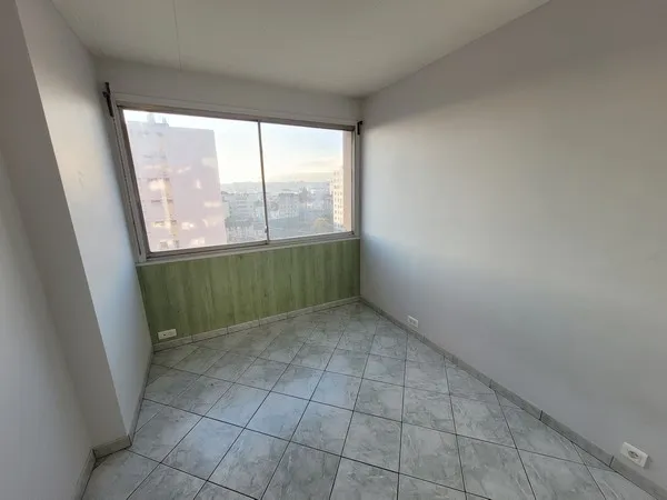 Pièces - Appartement F2 avec Cuisine Intégrée près des Lycées
