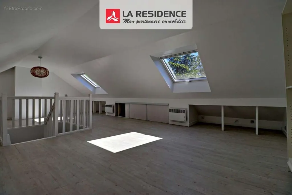 8-toaline maja asukohas Saint-Germain-En-Laye