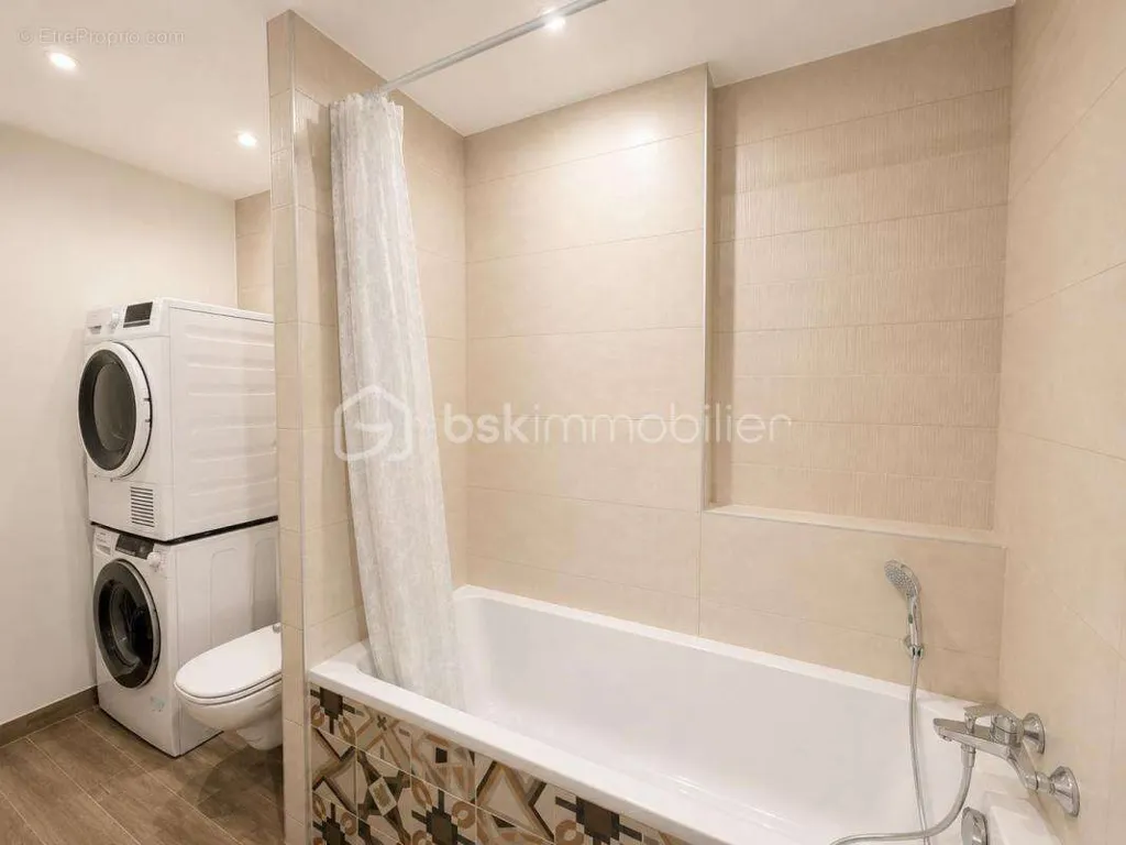 Bathrooms - Modern House with Terrace in Dynamic Area