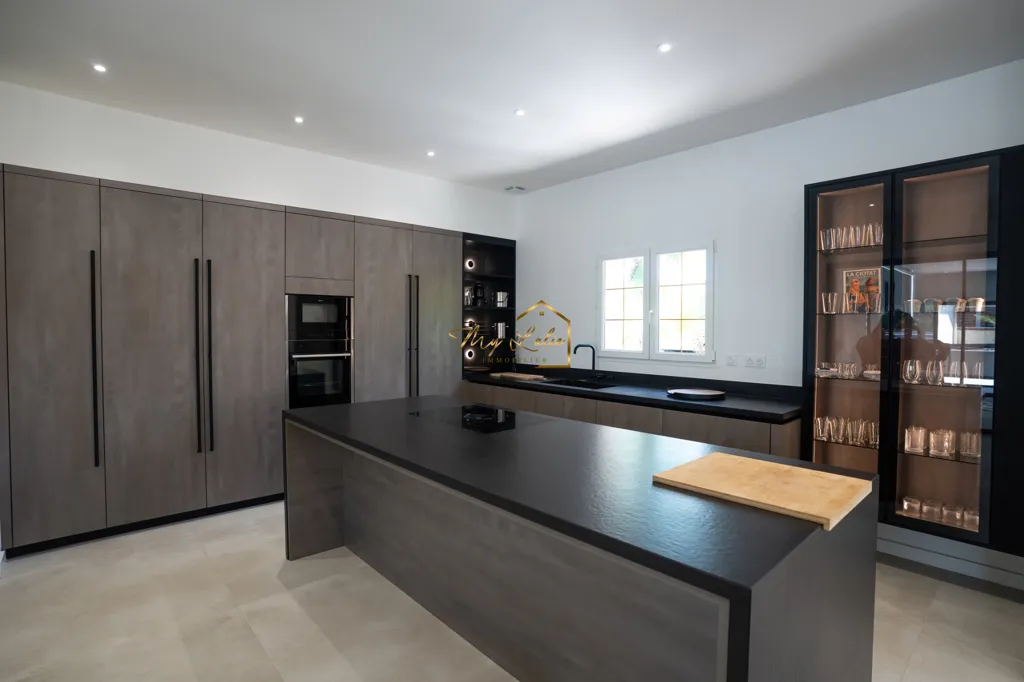 Cuisine - Villa Contemporaine avec Piscine Intérieure à Environnement Préservé