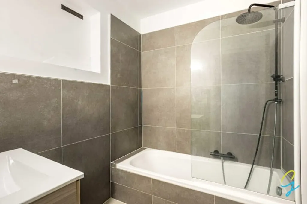 Salles de bain - Appartement Rénové avec Garage à Oudenaarde