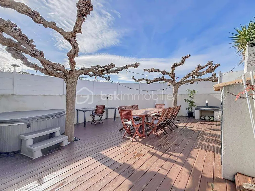 Terrace - Villa with Pool and Garage in Cournonsec