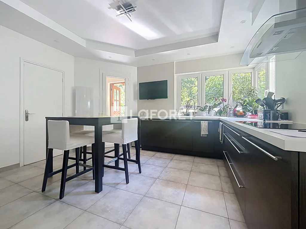Kitchen - Chaumière with Pool in Sucy-en-Brie