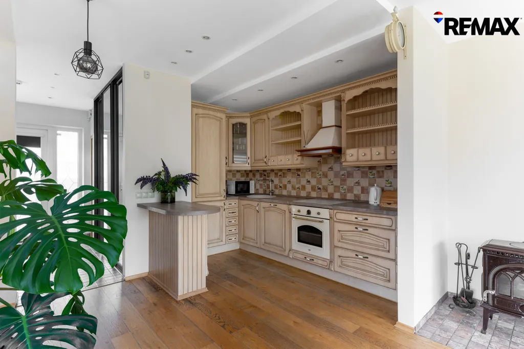 Köök - Spacious 3-Bedroom Cottage with Terrace in Tarandė