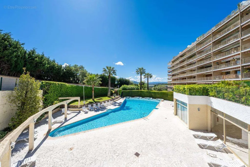 Piscine - Appartement avec Vue Mer et Piscine au Cannet