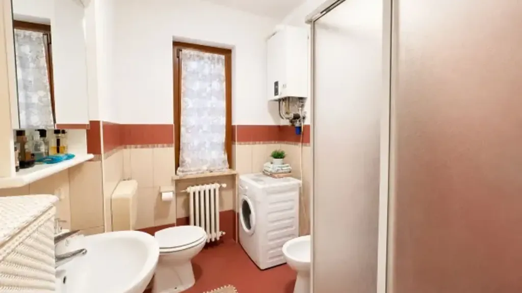Bathrooms - Rustic Trilocale with Balcony in Valenzani, Asti