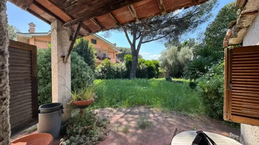 Garden - Rustic Villa with Garden in Rome