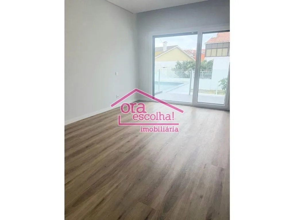Pièces - New Detached House with Pool in Seixal