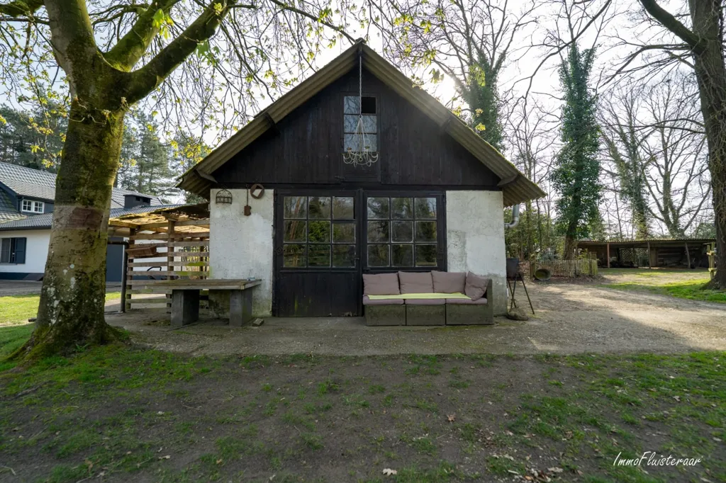 Extérieur - Villa avec Piste Éclairée et Stalles à Geel