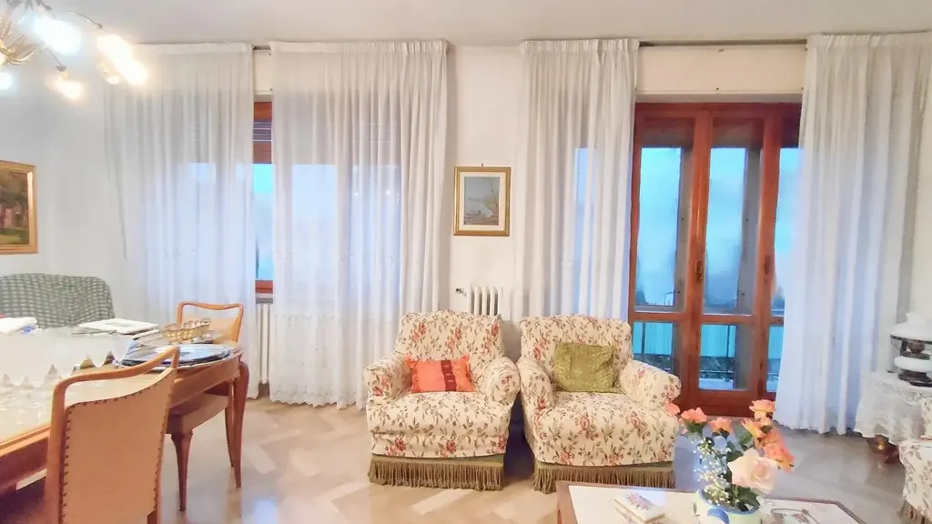 Salle à manger - Spacious Apartment with Balconies near Pisa