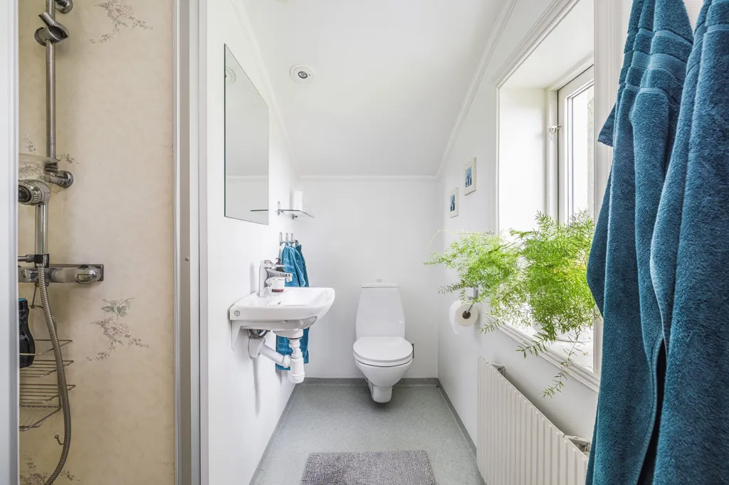 Salles de bain - Historic Villa with Forest View in Västloning