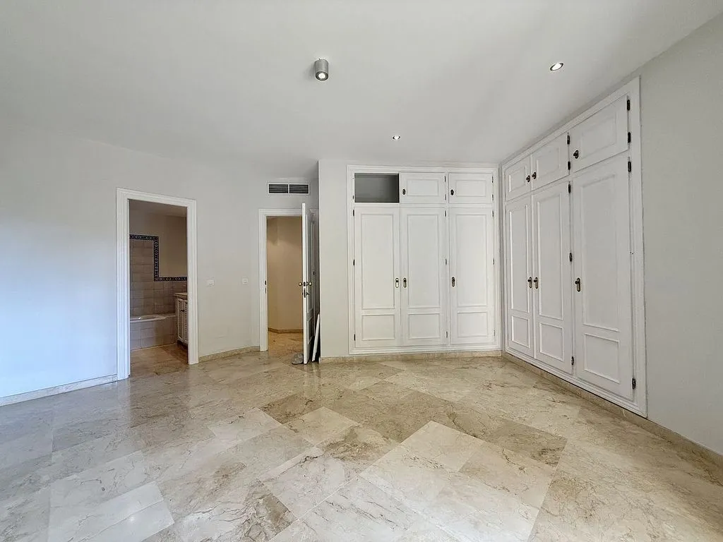 Bedrooms - Apartment with Pool and Golf View in Guadalmina Alta