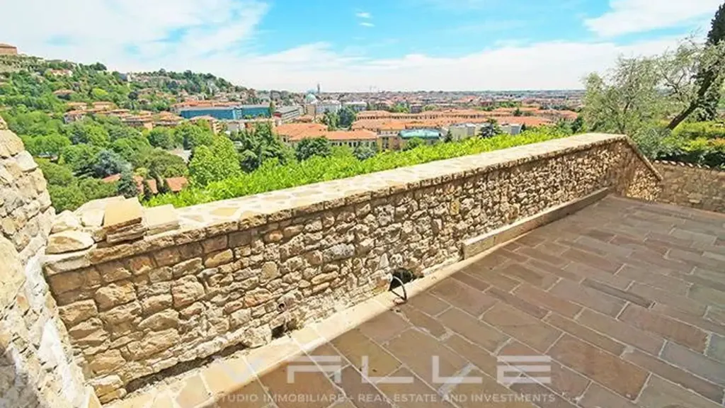 Terrass - Panoramic Trilocale with Terraces in Bergamo