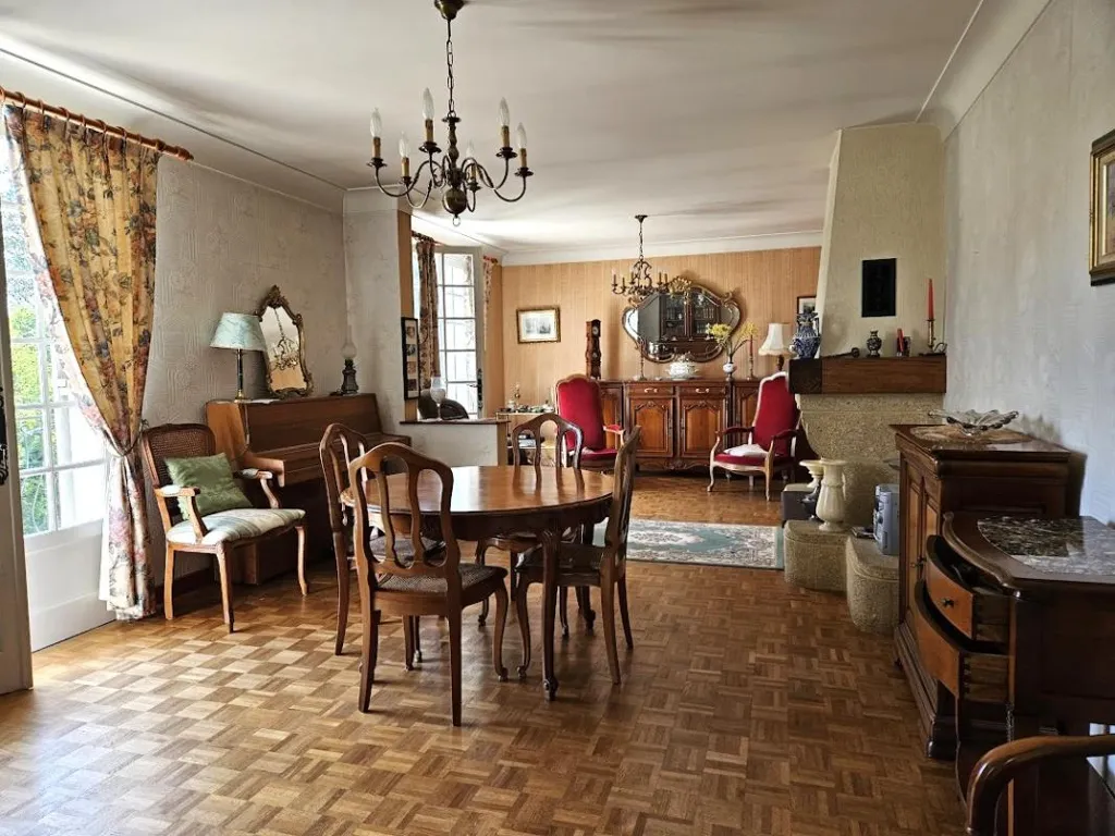 Salle à manger - Maison 1960 avec Terrain Clôturé au Passage