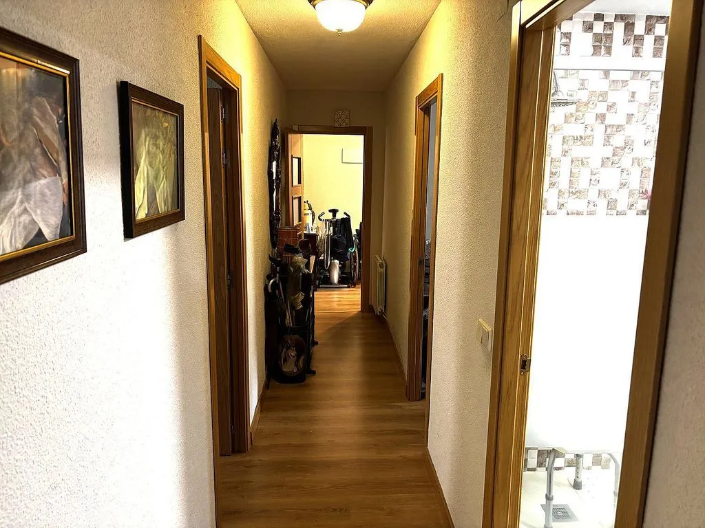 Esik - 1970s Apartment with Terrace in Móstoles Central