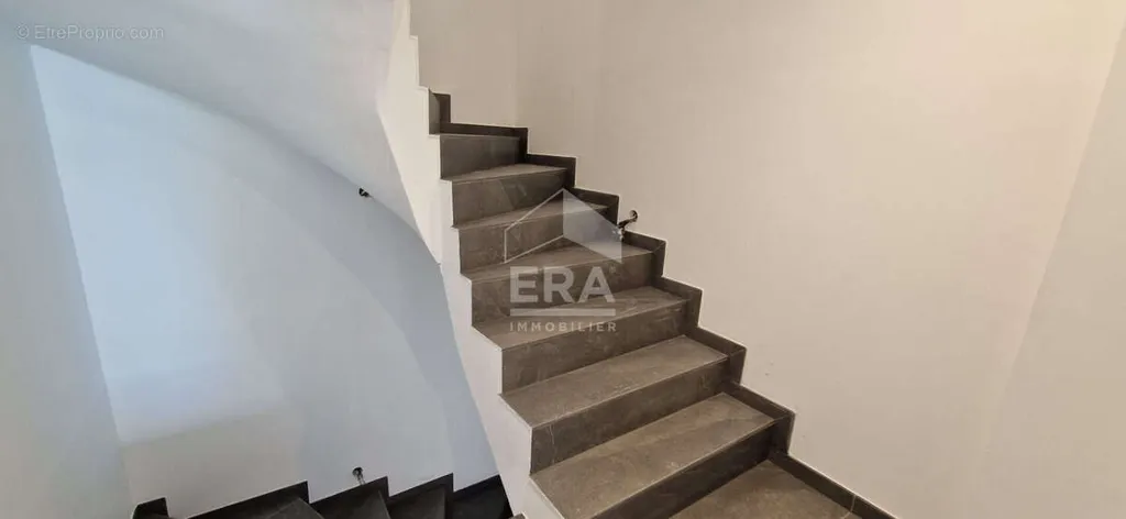 Pièces - Appartement Rénové dans Ancienne Grange à Mésigny