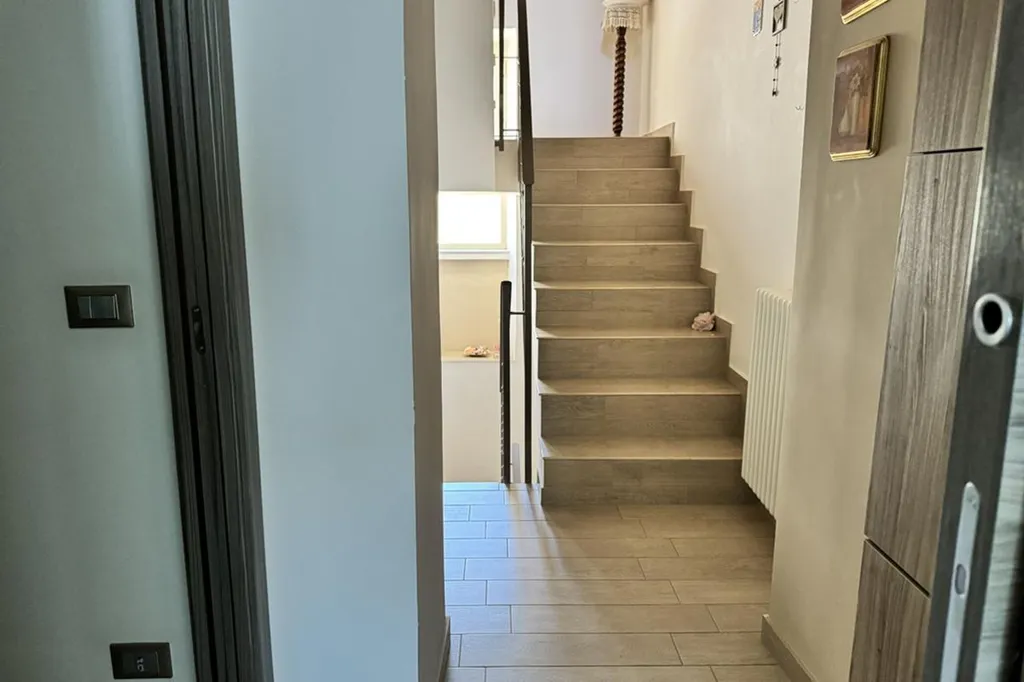 Entrée - Rear-Access Semi-Detached House with Mountain View in Itri