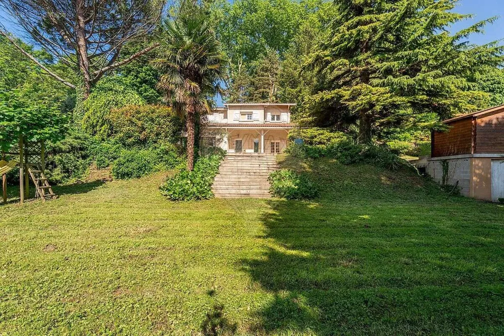 Aed - Six-Bedroom House with Garage in Menton