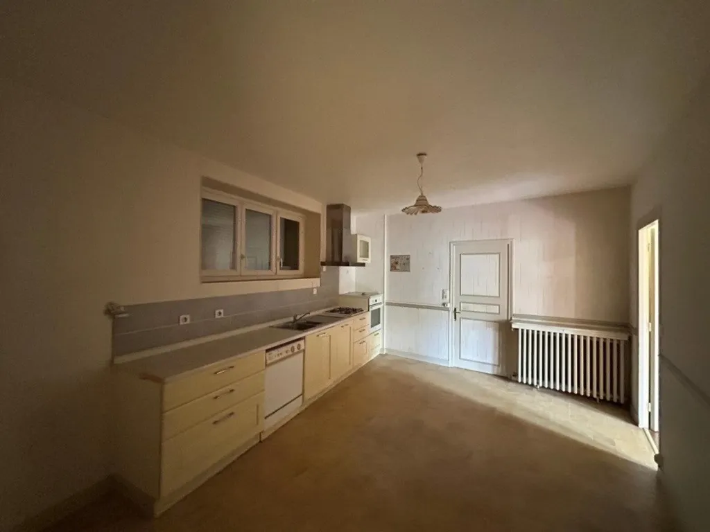 Cuisine - Maison avec Dépendances dans Village Calme à 30 km de Bourges