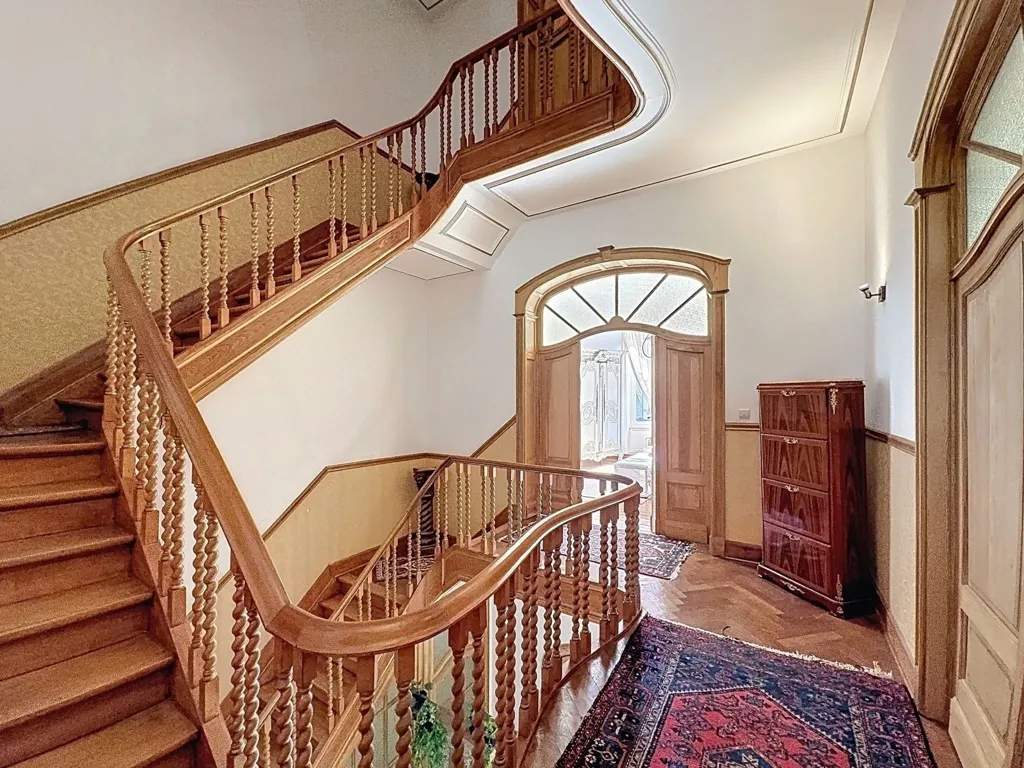 Toad - Art Deco Masterpiece with Garden in Prestigious Avenue