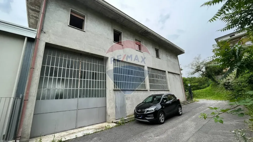 Välivaade - Multi-Level Apartment with Terrace in Caprino Bergamasco