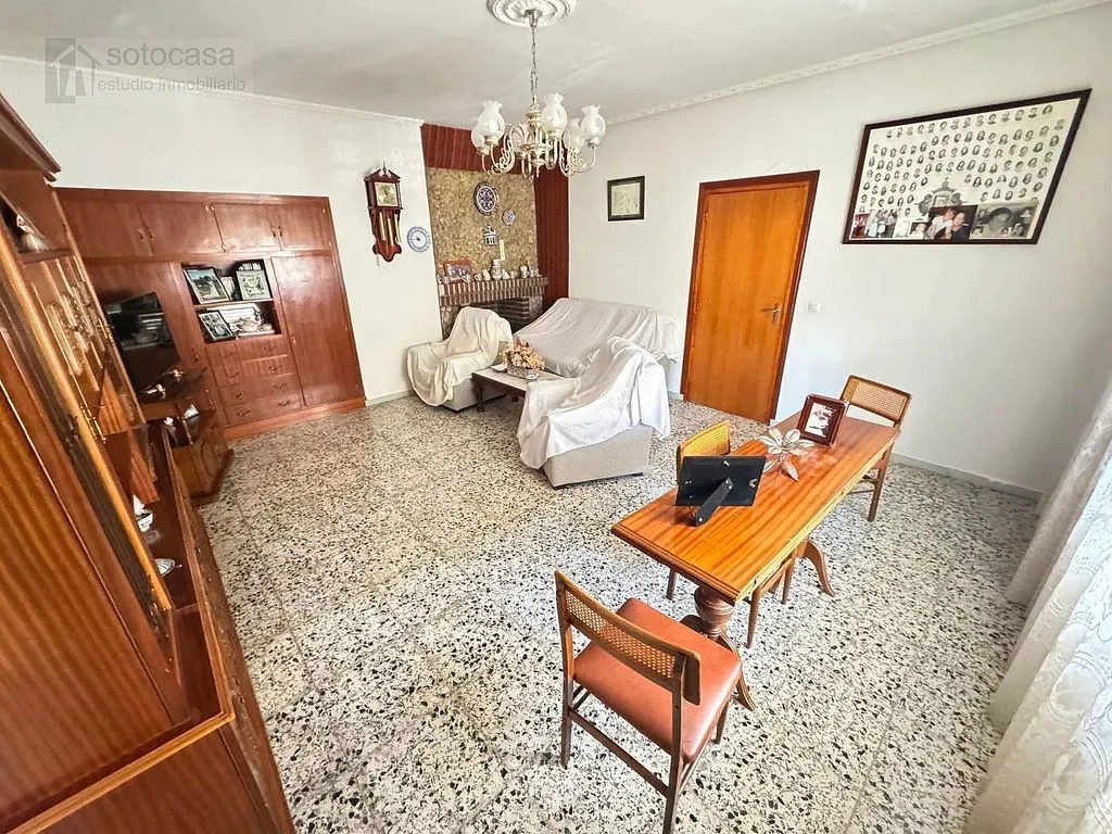 Söögituba - Six-Bedroom House with Large Plot in Renedo de Esgueva