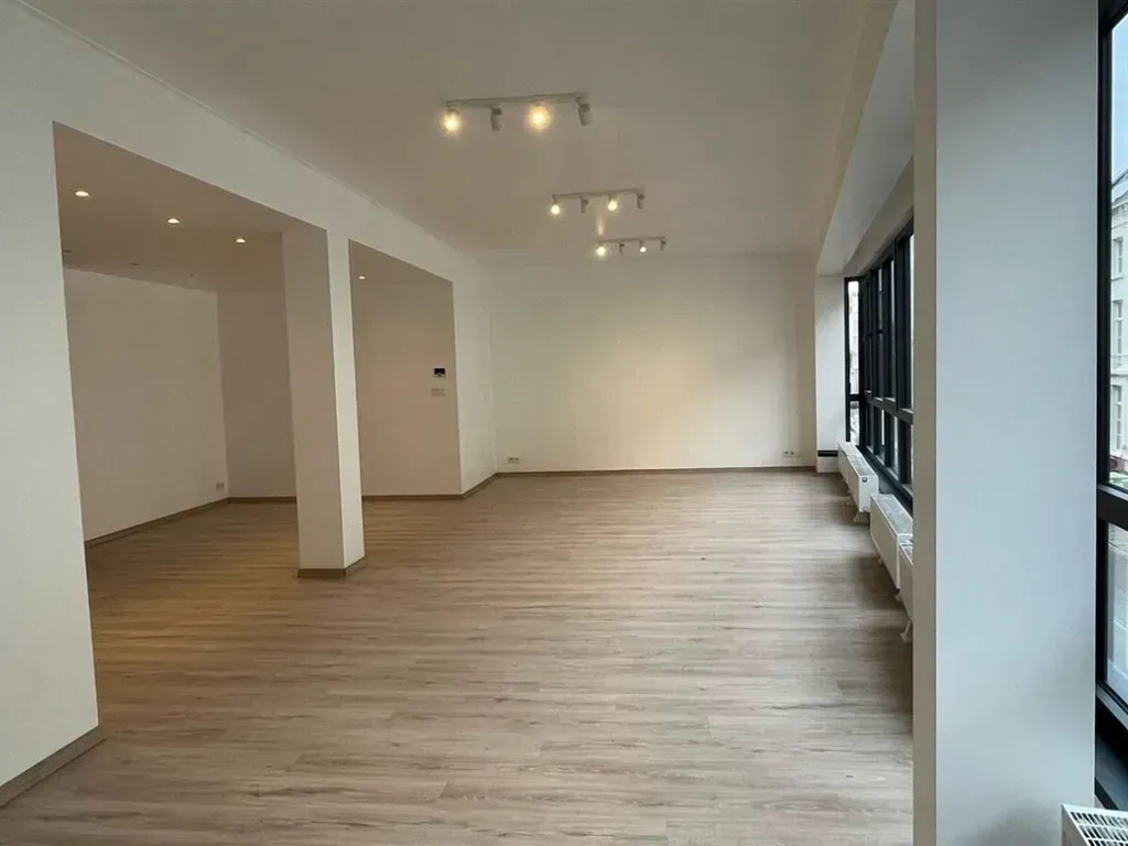 Pièces - Appartement rénové avec vue sur les maisons néoclassiques à Anvers