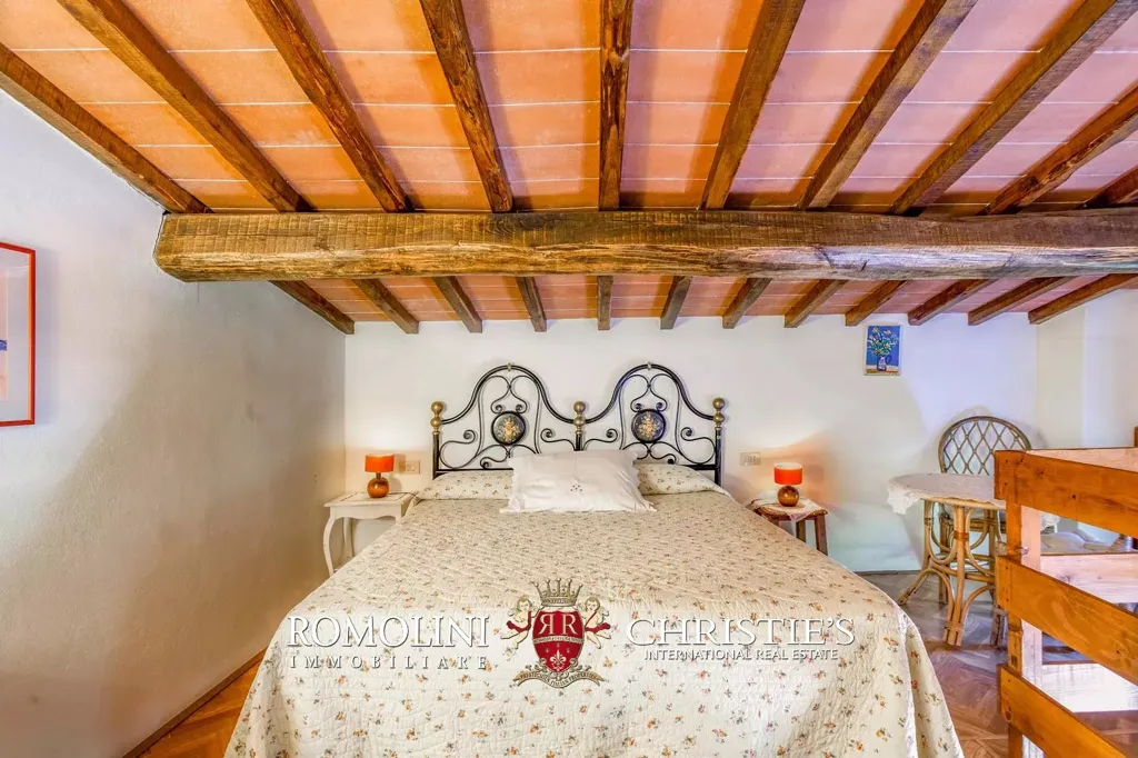 Bedrooms - Villa with Vineyard and Pool near Florence