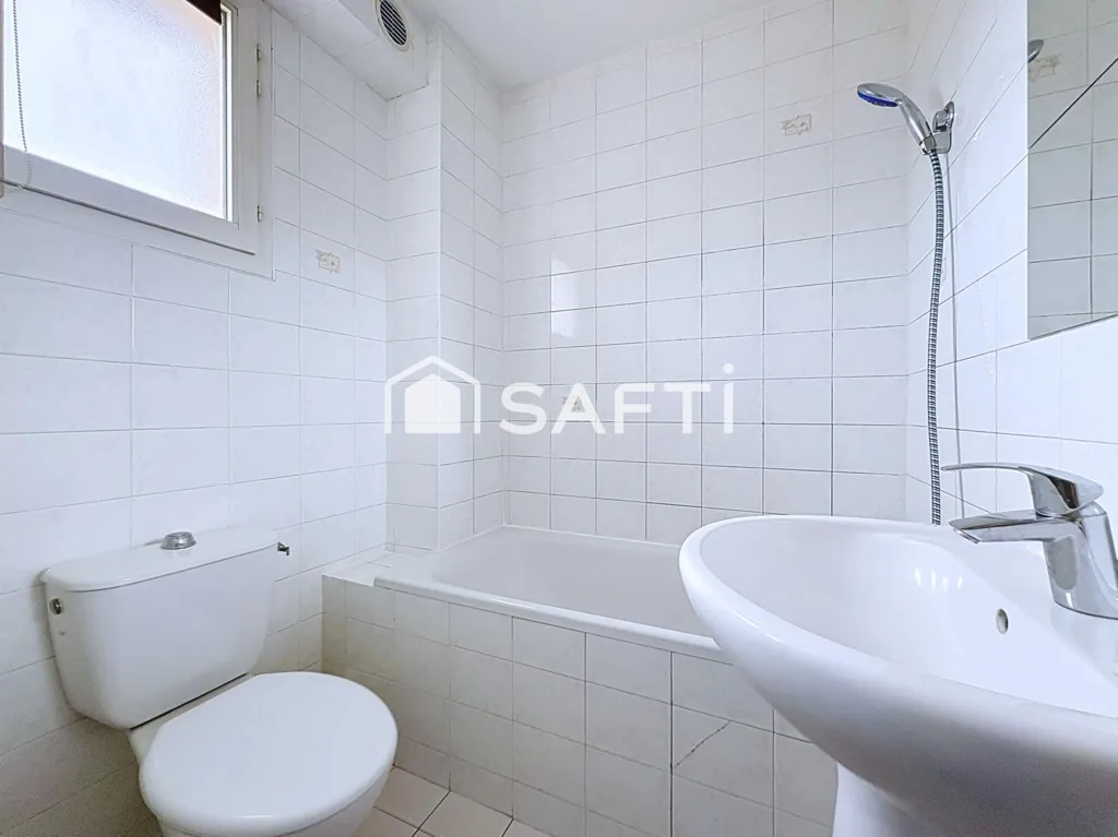 Salles de bain - Appartement Lumineux avec Parking à Montesson