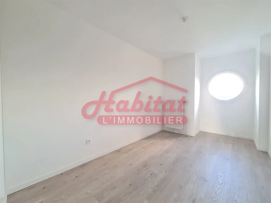 Toad - New 3-Bed Flat with Parking in Chelles Centre