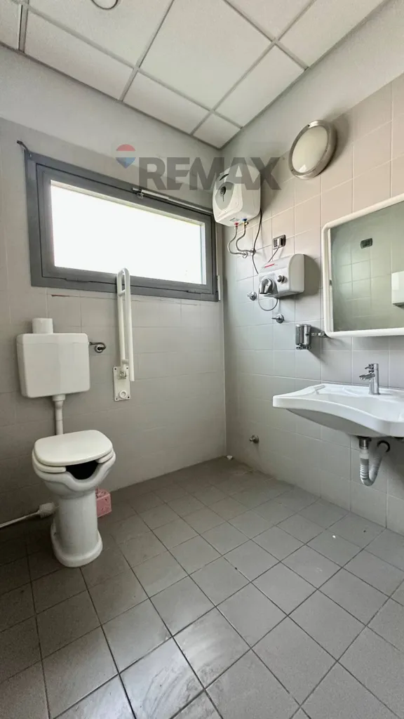 Vannitoad - Commercial Space with 3 Vitrines in Riccione