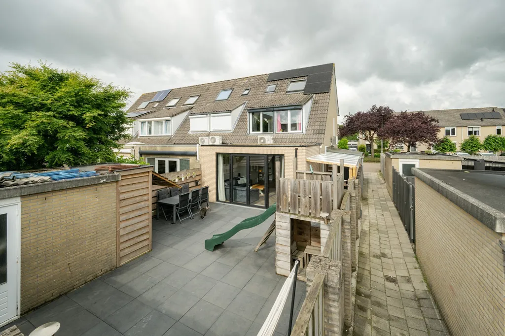 Aed - Modernised Corner House with Garden in Leerdam