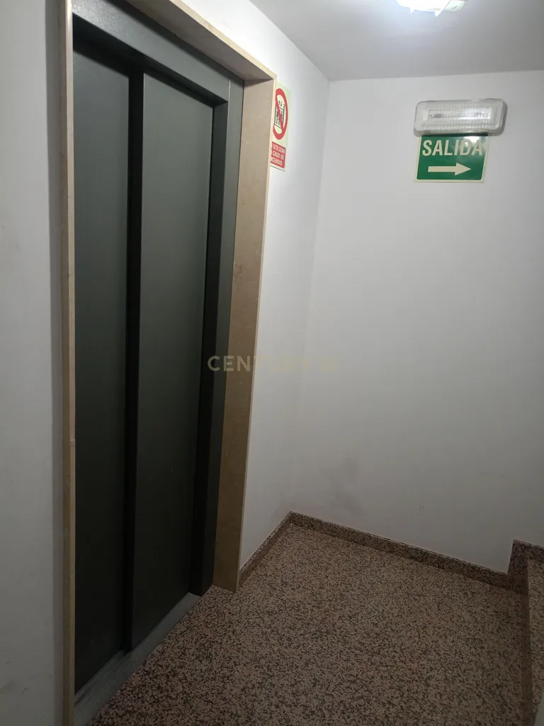 Esik - Garage Space with Elevator Access in Manises
