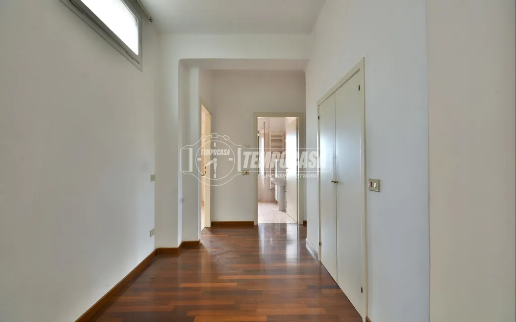 Ingresso - 1960s Apartment with Balconies in Osimo
